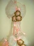lollipop-celebrations.gr λαμπάδα λευκή με δαντέλα + λουλουδάκια με λινάτσα
